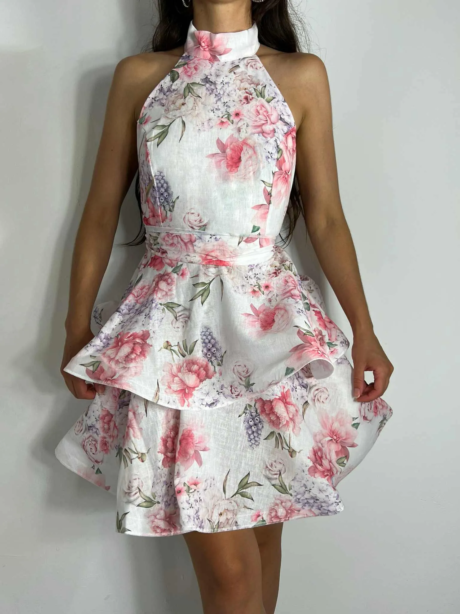 63c4247c 3f61 46f5 8767 5e10b28dda3e 1 Μινι φλοράλ φόρεμα halter neck με ζωνάκι ροζ