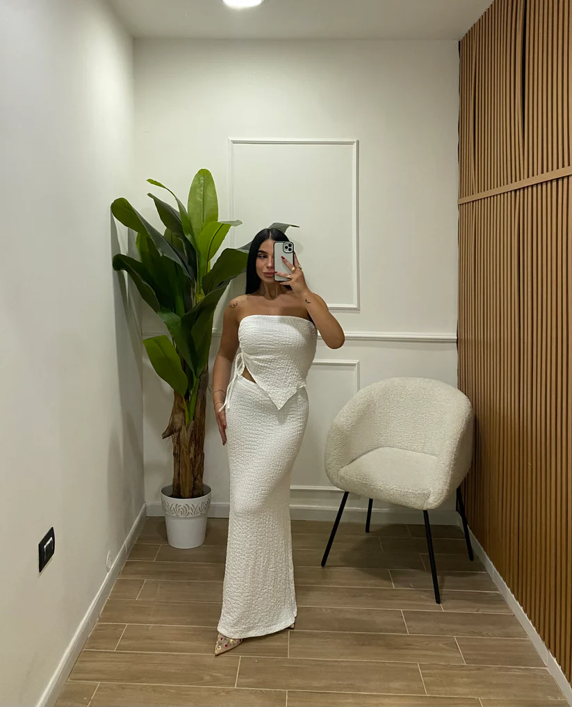 CBD79EC6 49DD 4007 8B87 9B29C0235F9A 2 Σετ strapless crop top με μακριά φούστα λευκό