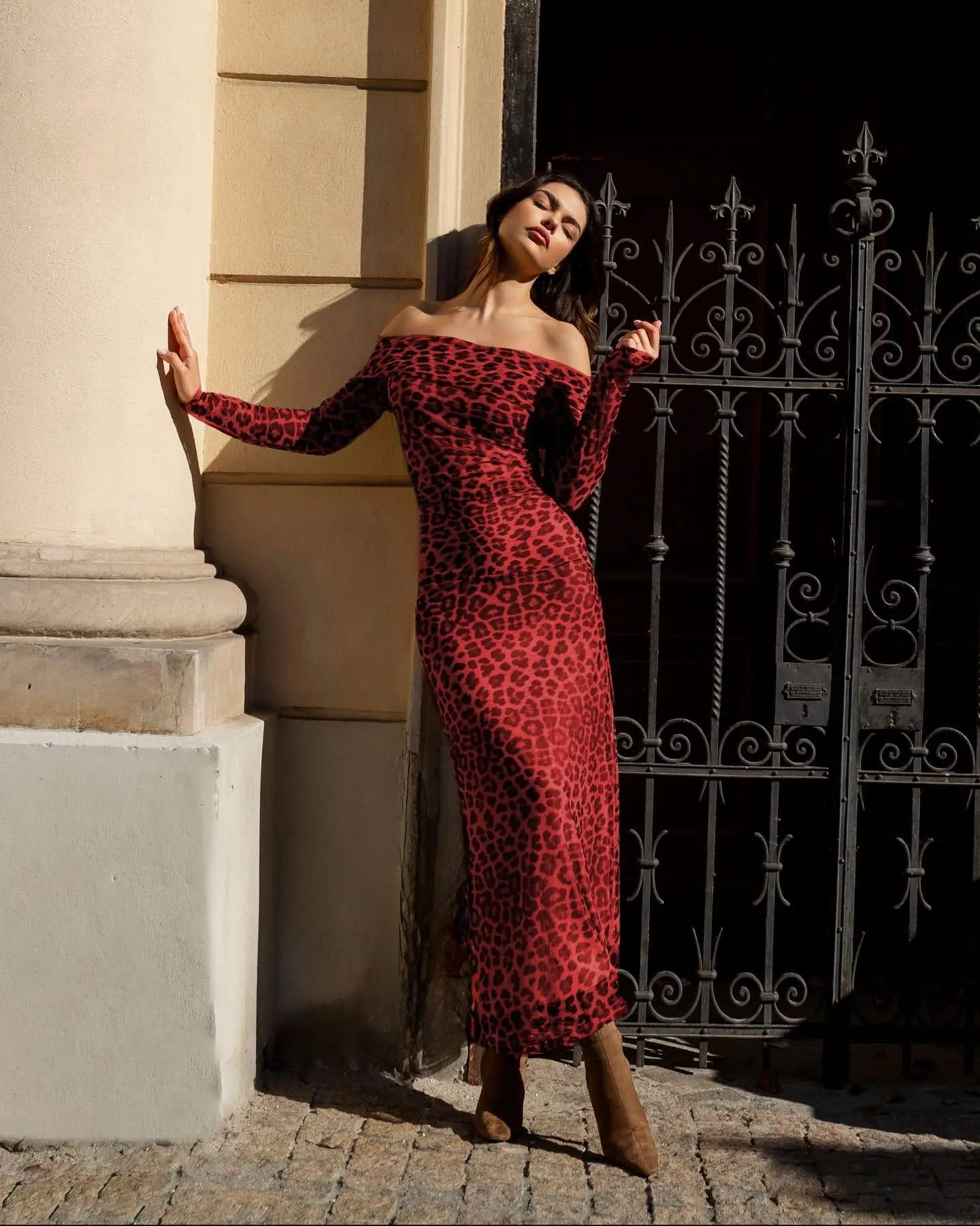 535904069 1084339887214079 1324758489378141687 n Off shoulders μακρύ φόρεμα λεοπάρ με τούλι κόκκινο
