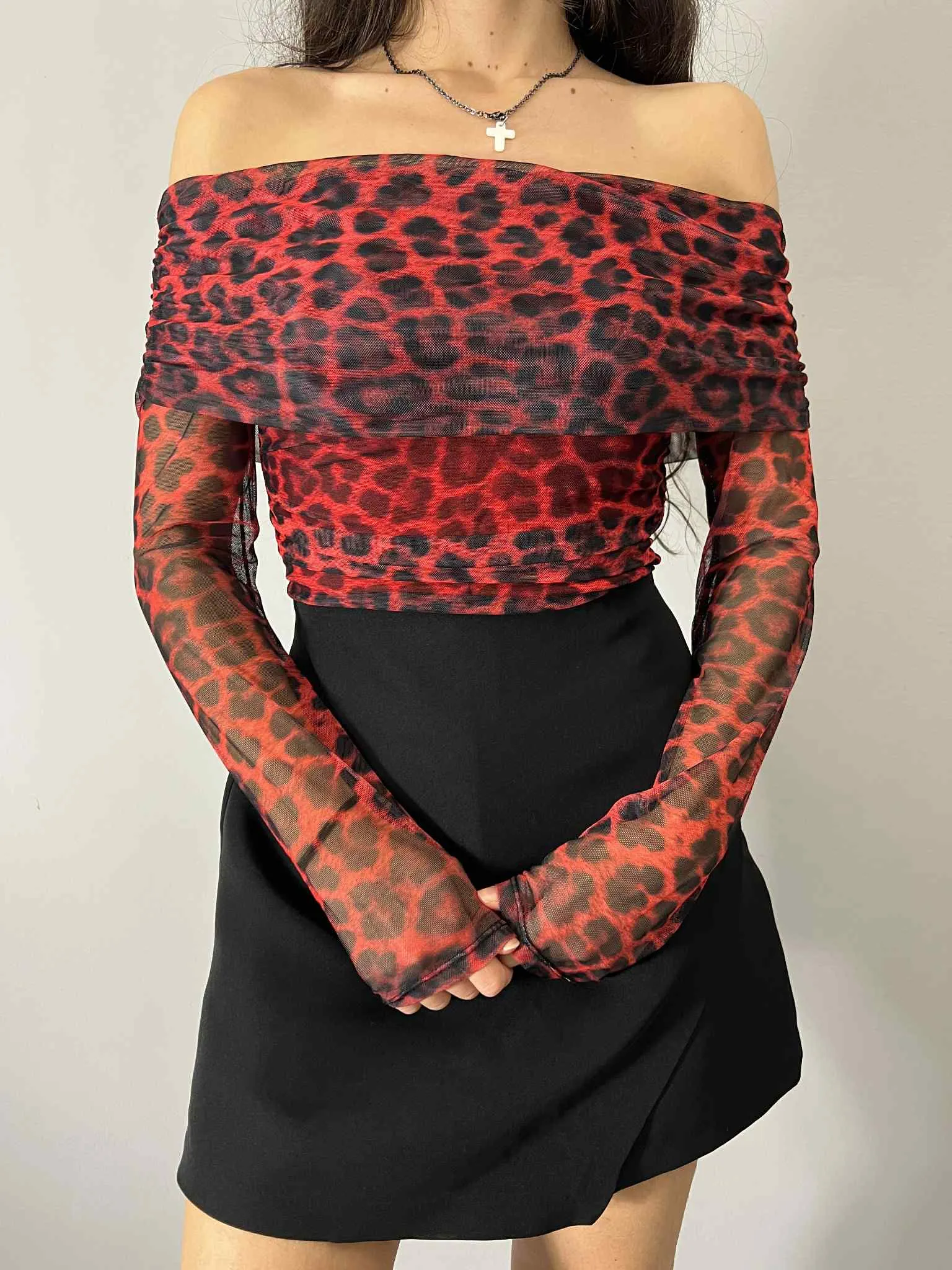 59de0696 3706 4c2a bb4a 49e4564928ed 1 Off Shoulders εφαρμοστή μπλούζα με τούλι λεοπάρ κόκκινη