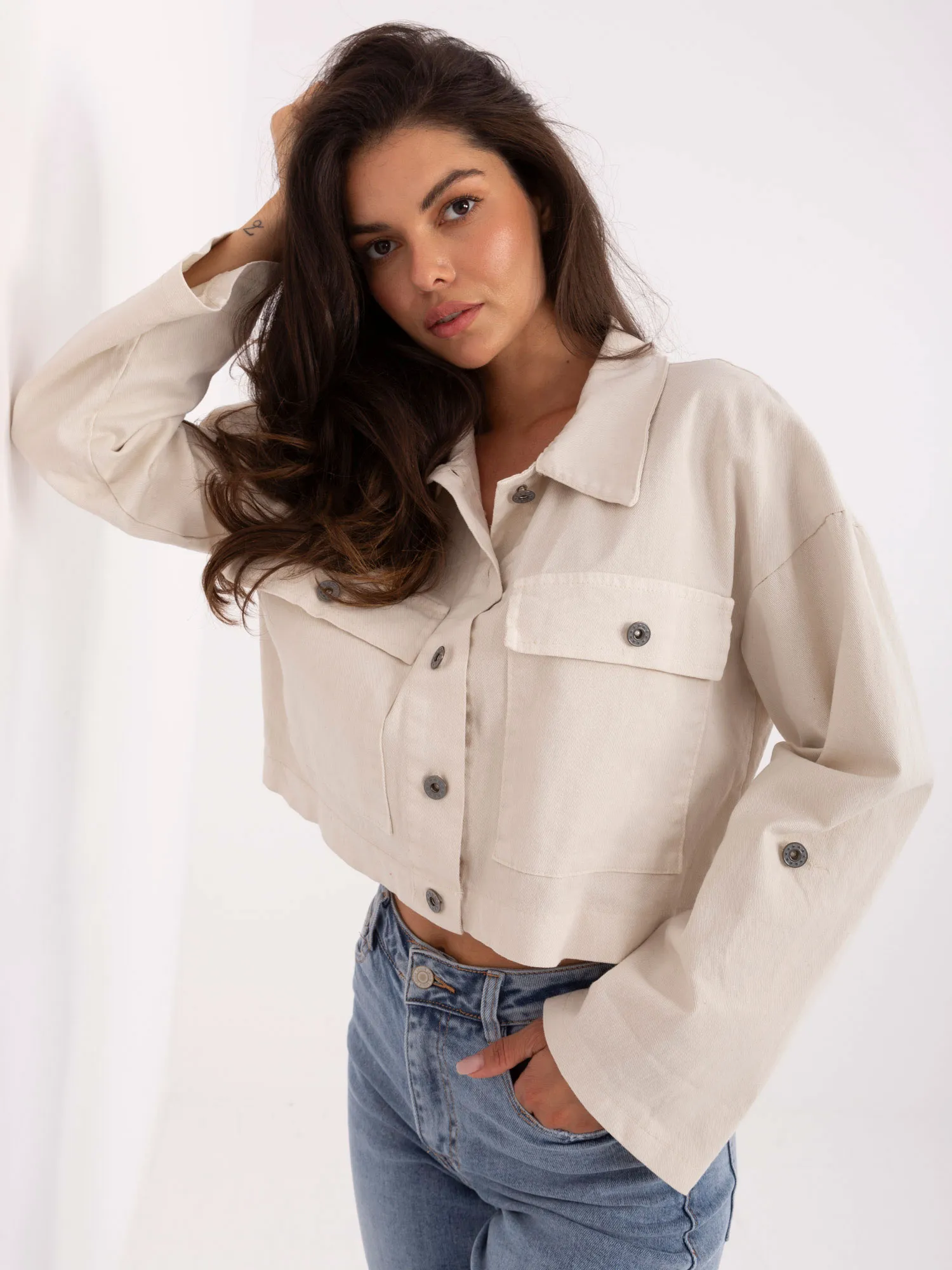 pol pl Jasnobezowa krotka kurtka jeansowa RUE PARIS 413704 3 pol pl Jasnobezowa krotka kurtka jeansowa RUE PARIS 413704 3